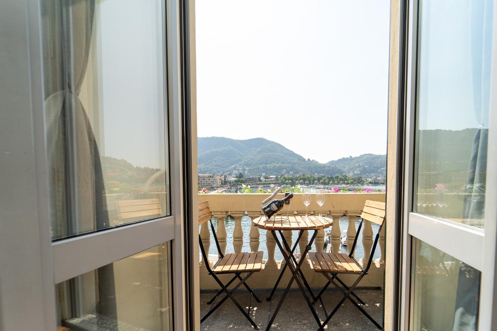 Appartamento Esclusivo Fronte Lago, In Centro A Como Con Garage ภายนอก รูปภาพ