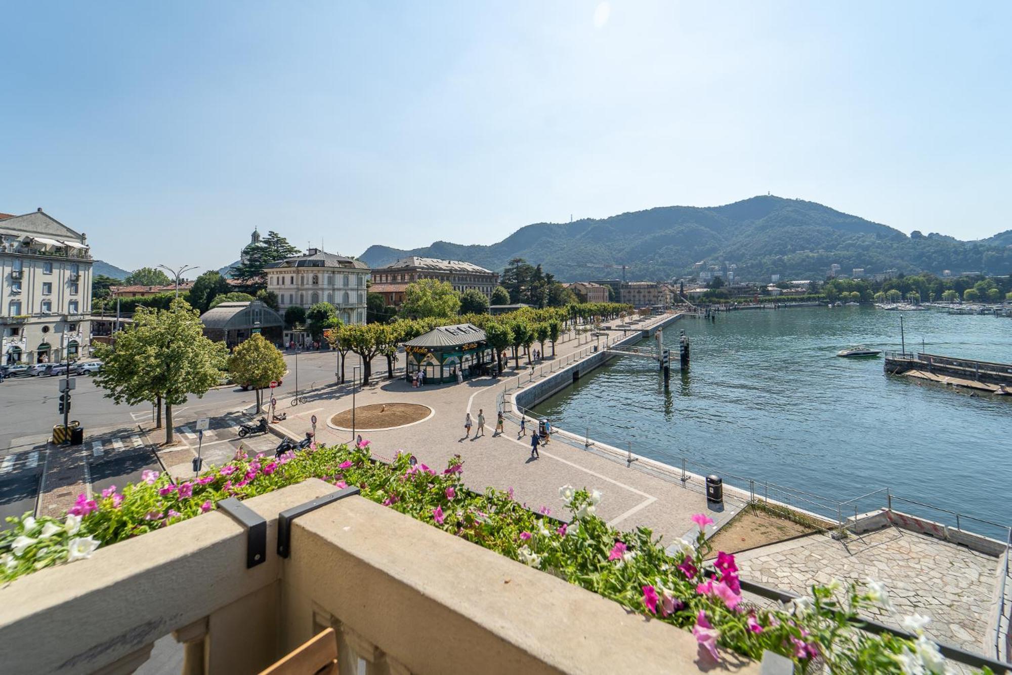 Appartamento Esclusivo Fronte Lago, In Centro A Como Con Garage ภายนอก รูปภาพ