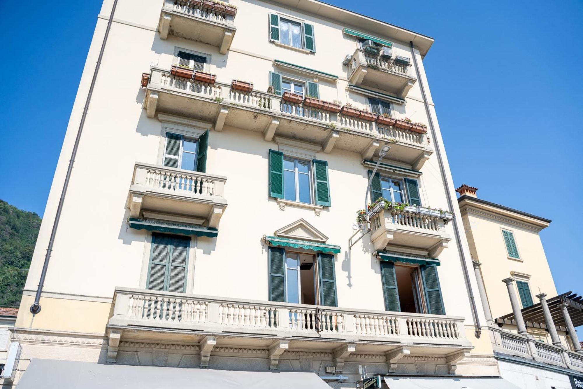 Appartamento Esclusivo Fronte Lago, In Centro A Como Con Garage ภายนอก รูปภาพ