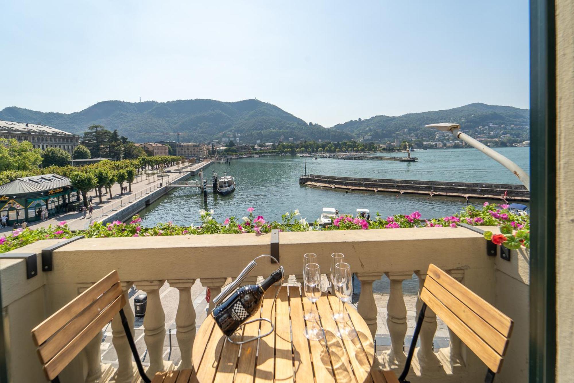 Appartamento Esclusivo Fronte Lago, In Centro A Como Con Garage ภายนอก รูปภาพ