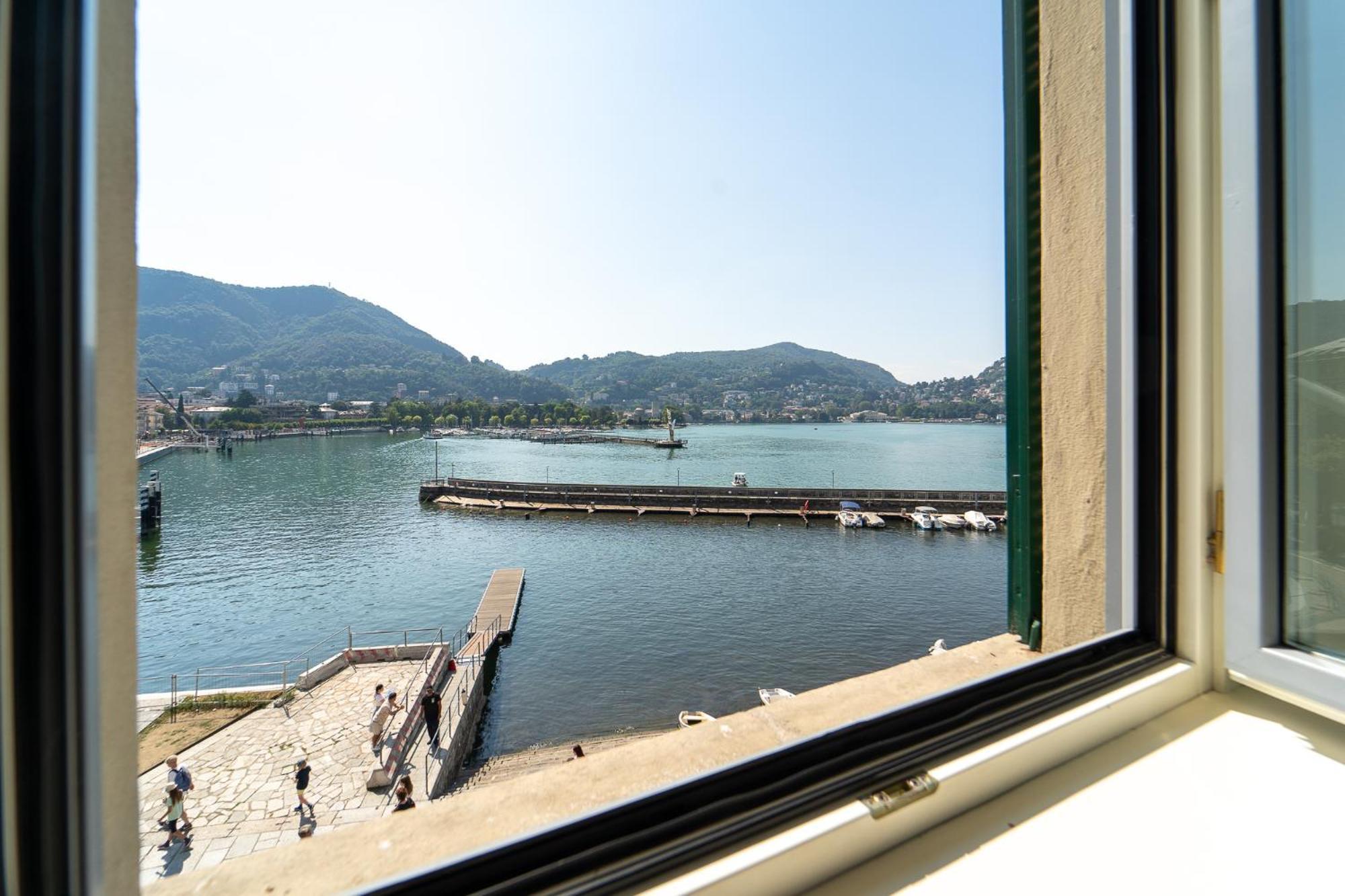 Appartamento Esclusivo Fronte Lago, In Centro A Como Con Garage ภายนอก รูปภาพ