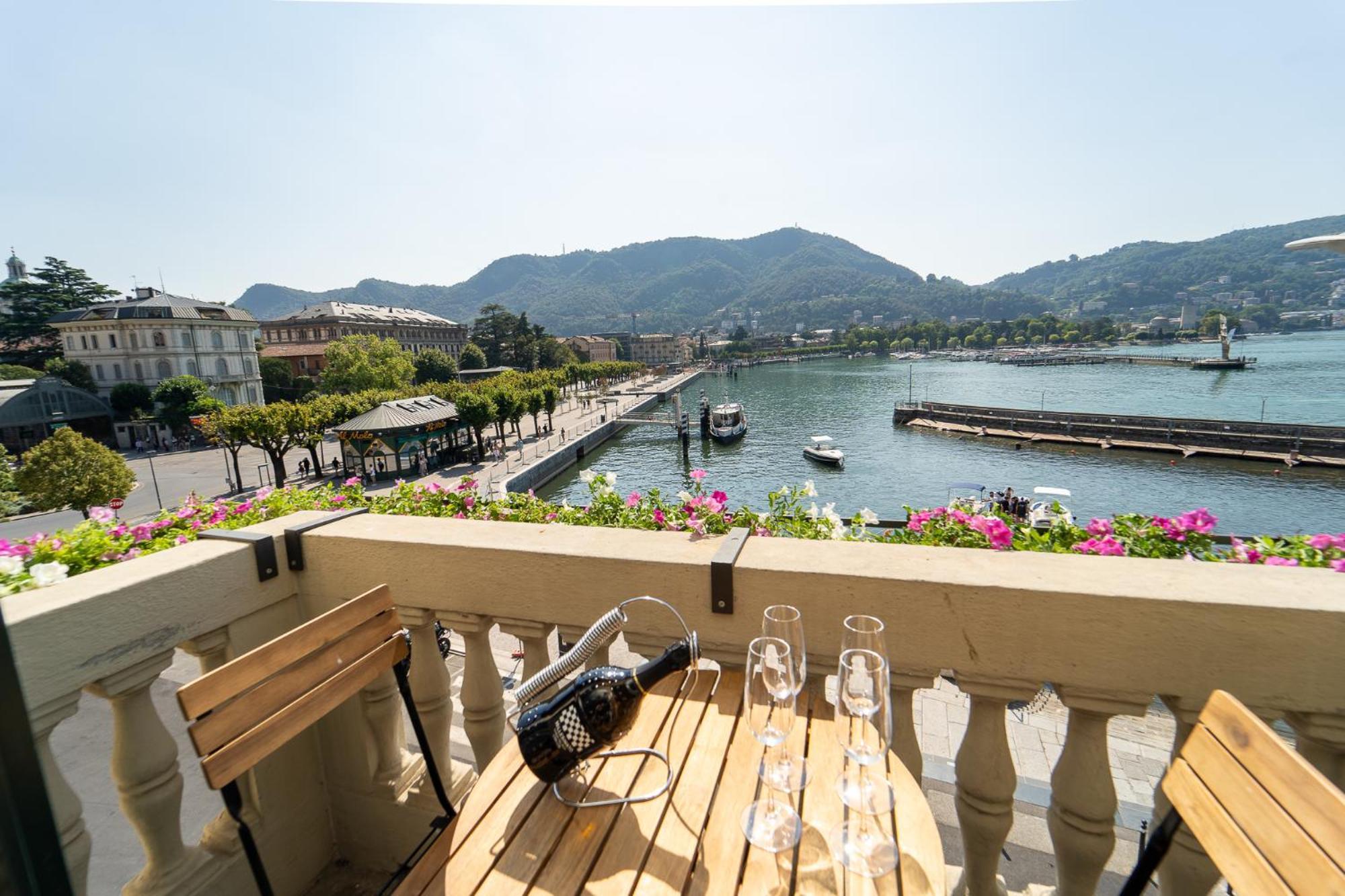 Appartamento Esclusivo Fronte Lago, In Centro A Como Con Garage ภายนอก รูปภาพ