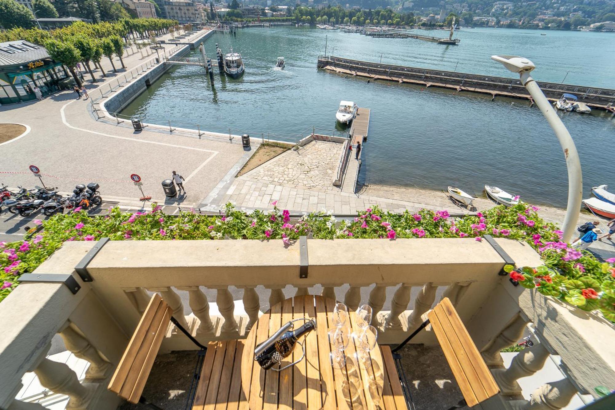 Appartamento Esclusivo Fronte Lago, In Centro A Como Con Garage ภายนอก รูปภาพ